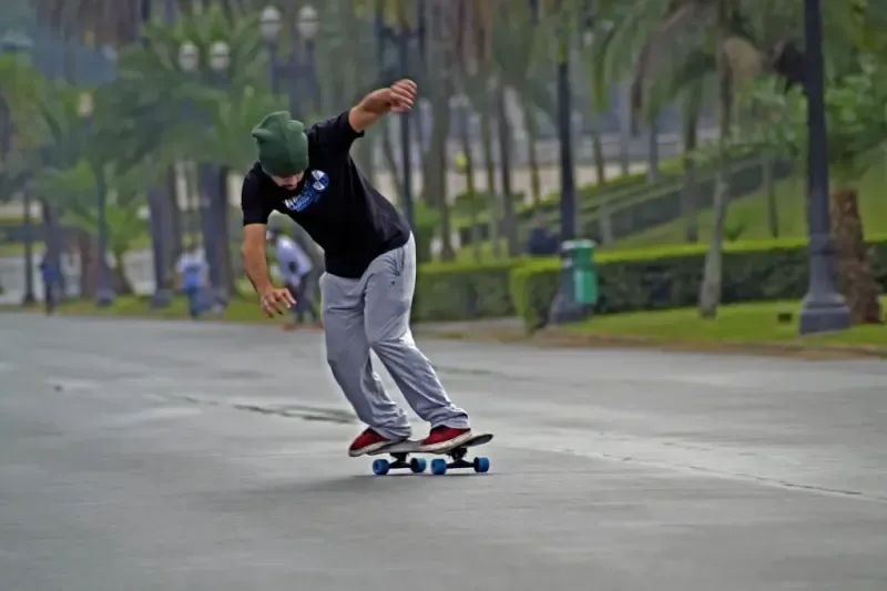 Najpopularniejsze kształty desek longboardowych i ich zastosowanie